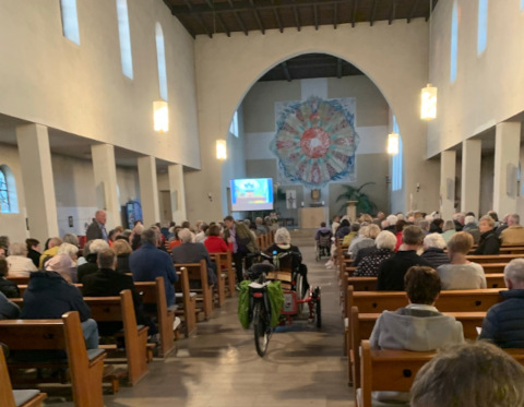 Mit der Rolli-Rikscha im Orgelkonzert