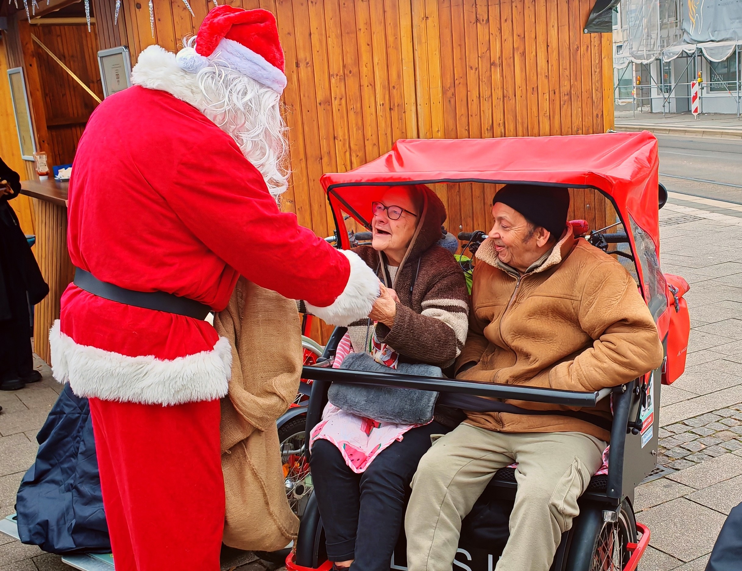 Vom Nikolaus beschenkt auf dem Arheilger Weihnachtsmarkt