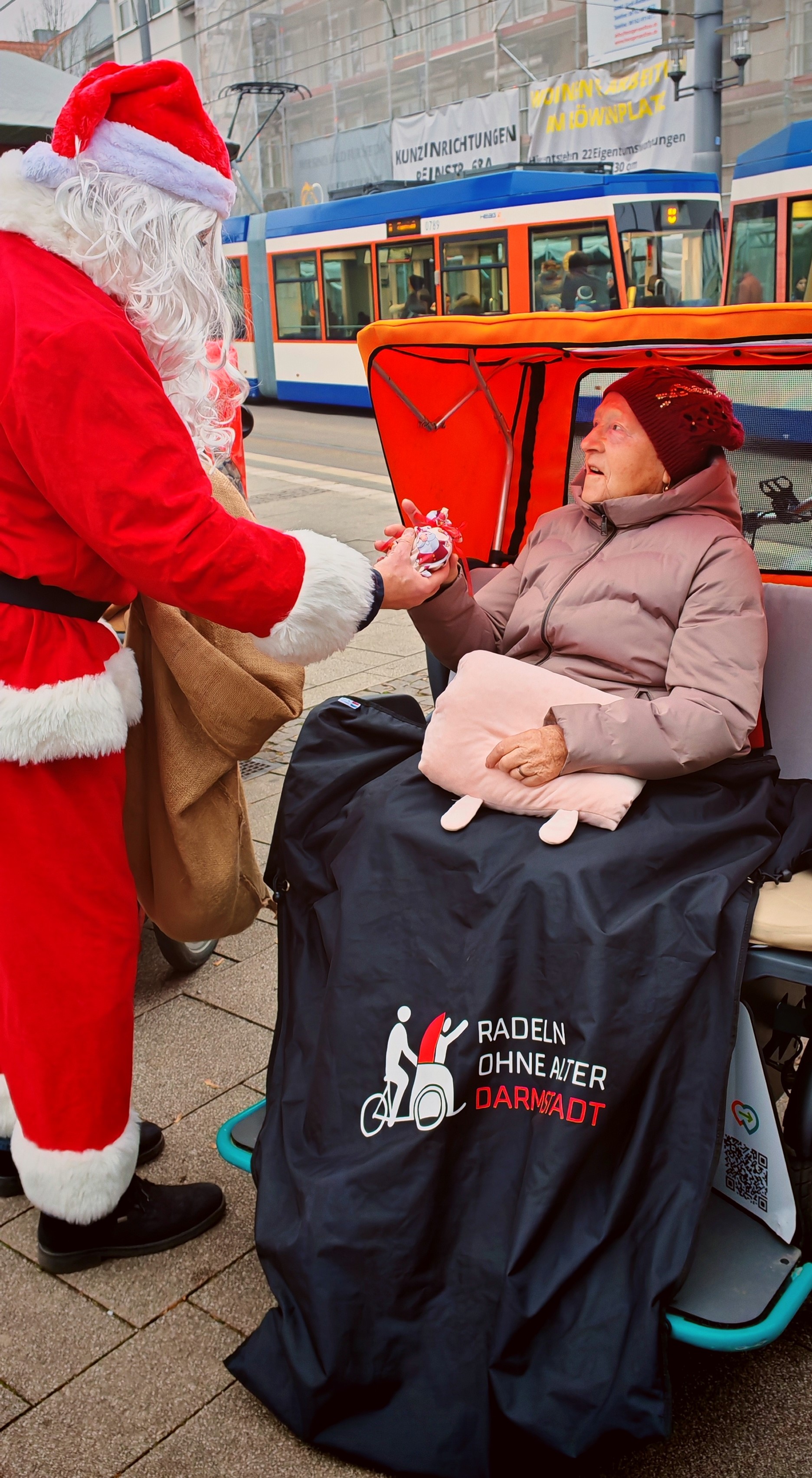Vom Nikolaus beschenkt auf dem Arheilger Weihnachtsmarkt